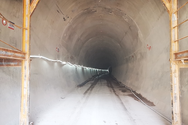 隧道基桩下方溶洞探测
